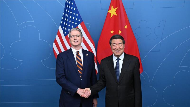 USA und China verlängern Pause im Zollstreit US-Finanzminister Scott Bessent (links) und Chinas Vize-Ministerpräsident He Lifeng trafen sich zu den Handelsgesprächen in Stockholm. (Archivfoto)