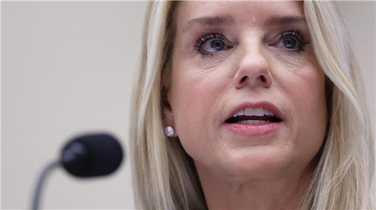 US-Justizministerin Pam Bondi muss sich kritischen Fragen vor einem Ausschuss stellen.