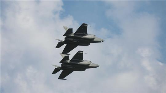 Polens Luftwaffe fängt russischen Aufklärer über Ostsee ab US-Kampfjets vom Typ F-35 nehmen an der Militärparade anlässlich des Tages der polnischen Streitkräfte teil (Archivbild).