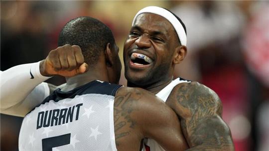 US-Nationalspieler Kevin Durant (links) umarmt LeBron James: Die USA schicken nach Angaben von US-Medien ein Team voller Stars zu den Olympischen Spielen nach Paris.