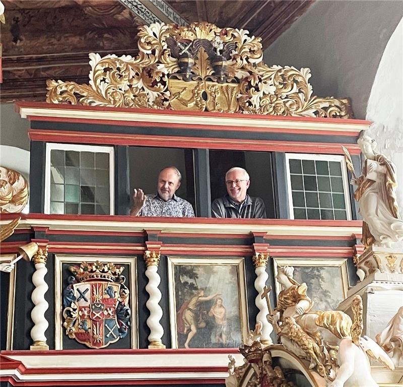 Darum ist Neuenfelde ein Wallfahrtsort für Musikfreunde aus aller Welt US-Orgelbauer stehen über dem Altar vor dem Arp-Schnitger-Stuhl, die Bank ist am Sonntag, 10. September, öffentlich zugänglich - ein Novum.