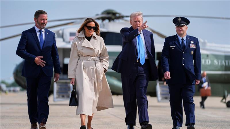 Requiem für Papst Franziskus an Petersdom beendet - nun Trauerzug US-Präsident Donald Trump (2.v.r) und First Lady Melania Trump gehen an Bord der Air Force One, um an der Beerdigung von Papst Franziskus teilzunehmen.
