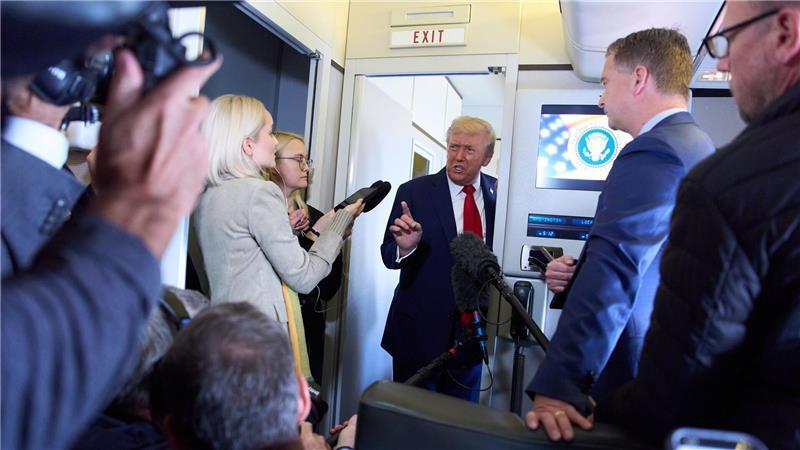 US-Präsident Donald Trump (M) erklärt an Bord der Air Force One den Gaza-Krieg für beendet. (Archivbild)