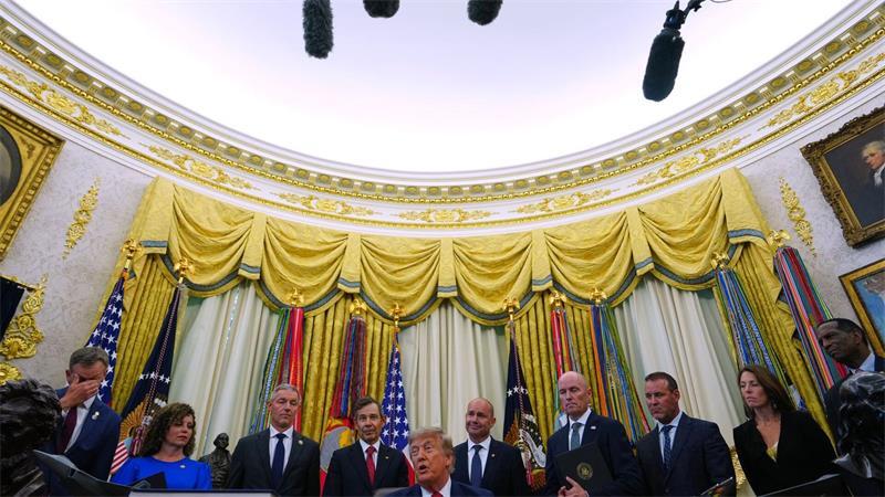 US-Präsident Donald Trump (M) hält in Washington eine Rede.