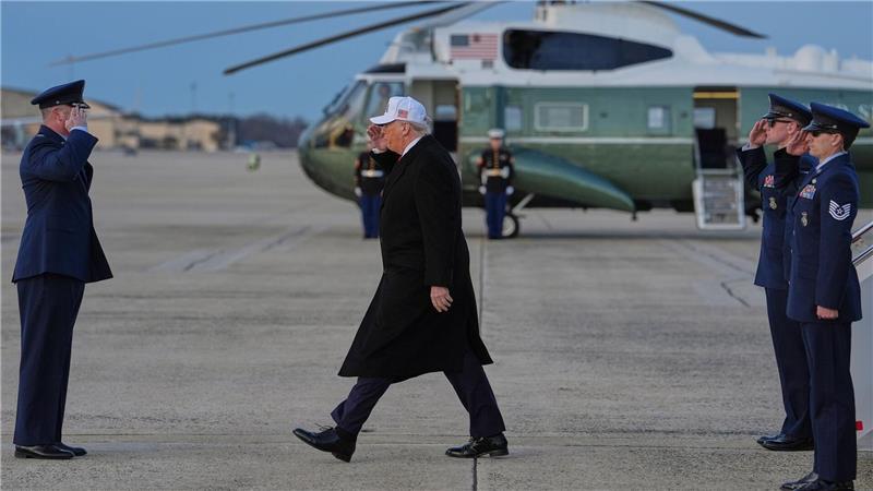US-Präsident Donald Trump (M) kommt auf der Joint Base Andrews an.