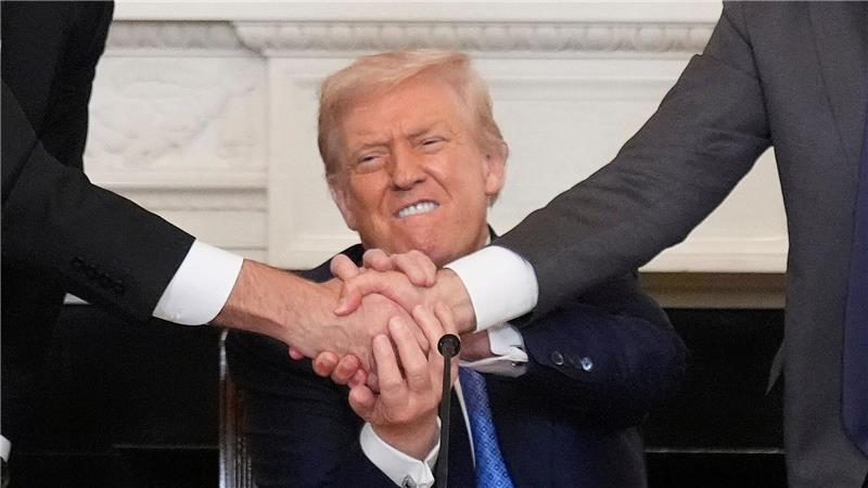 Bilder des Tages US-Präsident Donald Trump (M) schüttelt die Hände von Armeniens Ministerpräsident Paschinjan (r) und Aserbaidschans Präsident Aliyev während einer trilateralen Unterzeichnungszeremonie im State Dining Room des Weißen Hauses.