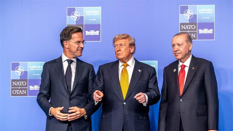 US-Präsident Donald Trump (M) steht zwischen Mark Rutte (l), Nato Generalsekretär, und Recep Tayyip Erdoğan, Präsident der Türkei, beim Nato-Gipfel.