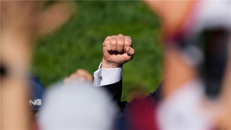 US-Präsident Donald Trump ballt die Faust, während er die Zuschauer beim Ryder Cup Golfturnier auf dem Bethpage Black Golfplatz in Farmingdale in den USA begrüßt.