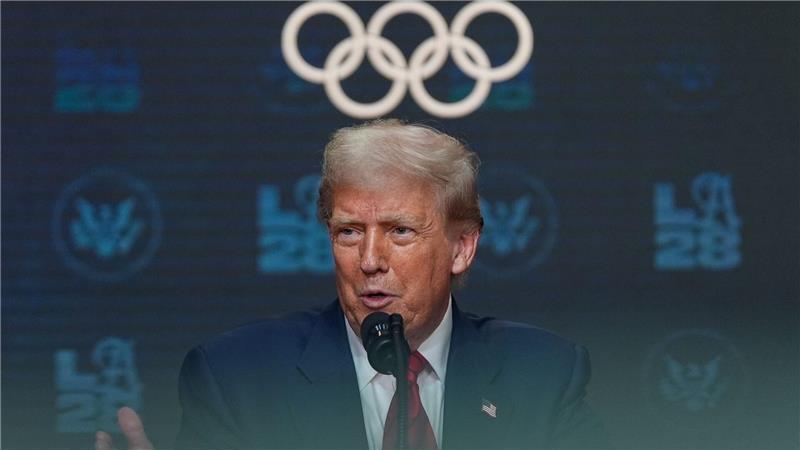 Bilder des Tages US-Präsident Donald Trump beantwortet Fragen von Reportern, nachdem er eine Anordnung über die Olympischen Spiele 2028 in Los Angeles unterzeichnet hat.