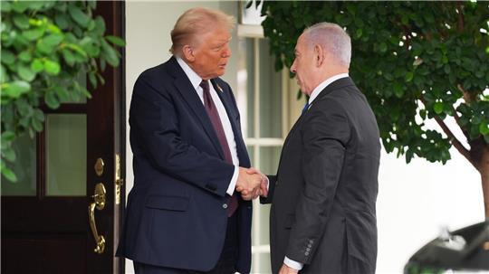 US-Präsident Donald Trump begrüßt den israelischen Ministerpräsidenten Benjamin Netanjahu im Westflügel des Weißen Hauses. 
