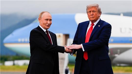 US-Präsident Donald Trump begrüßt den russischen Präsidenten Wladimir Putin auf der Joint Base Elmendorf-Richardson, Alaska. 
