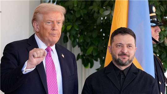 US-Präsident Donald Trump begrüßt den russischen Präsidenten Wladimir Putin auf der Joint Base Elmendorf-Richardson, Alaska.