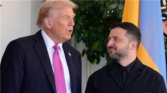 US-Präsident Donald Trump begrüßt den ukrainischen Präsidenten Wolodymyr Selenskyj vor dem Weißen Haus (Archivbild).