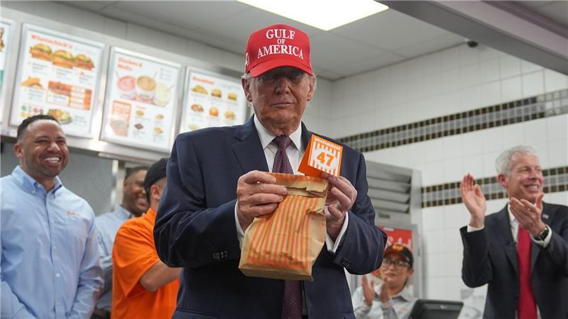 US-Präsident Donald Trump besucht ein Whataburger-Restaurant.