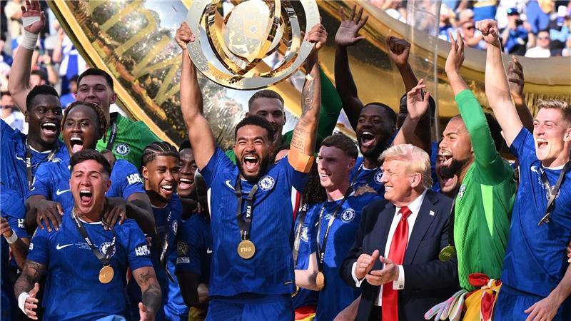 US-Präsident Donald Trump bleibt einfach bei den Chelsea-Spielern auf dem Siegerpodest und applaudiert ihnen.