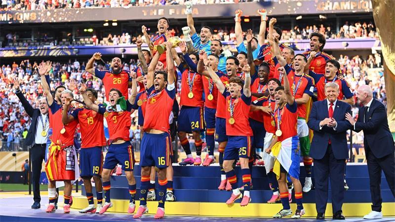 Spaniens WM-Helden: Titel-Party als „Retter des Fußballs“ US-Präsident Donald Trump blieb bei der Siegerehrung erneut zunächst auf der Bühne stehen.