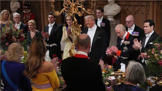 Dänemarks Regierungschefin Mette Frederiksen, Mitte, Dänemarks Verteidigungsminister Troels Lund Poulsen, links, und Dänemarks Außenminister Lars Løkke Rasmussen nach einem Treffen mit Parteivorsitzenden in Christiansborg, Kopenhagen.