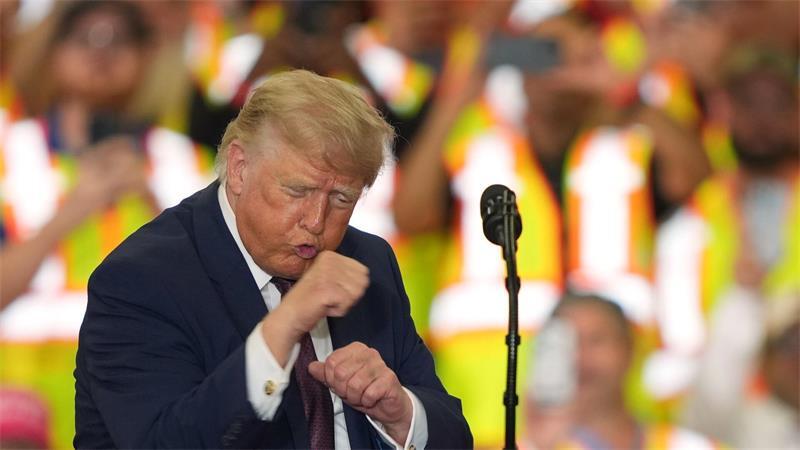 US-Präsident Donald Trump gestikuliert.