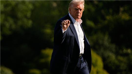 US-Präsident Donald Trump gestikuliert bei seiner Ankunft im Weißen Haus.