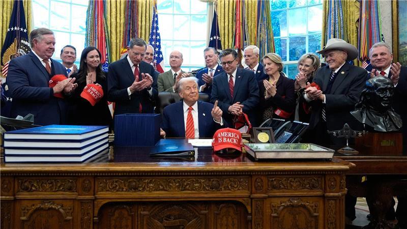 US-Präsident Donald Trump gestikuliert im Oval Office des Weißen Hauses.