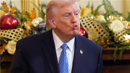 US-Präsident Donald Trump haucht einen Kuss während eines Chanukka-Empfangs im East Room des Weißen Hauses in Washington.