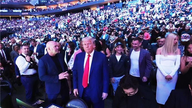 US-Präsident Donald Trump - hier mit UFC-Boss Dana White - gilt als Mixed-Martial-Arts-Fan. Athleten des Kampfsports sollen nun FBI-Mitarbeiter trainieren. (Archivbild) 