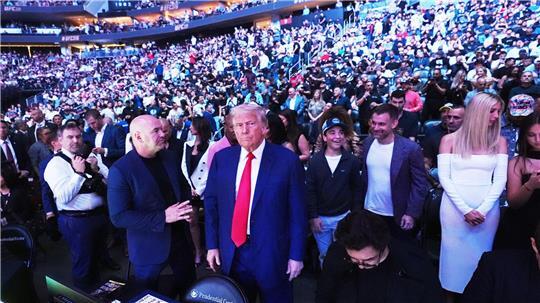 US-Präsident Donald Trump - hier mit UFC-Boss Dana White - gilt als Mixed-Martial-Arts-Fan. Athleten des Kampfsports sollen nun FBI-Mitarbeiter trainieren. (Archivbild) 