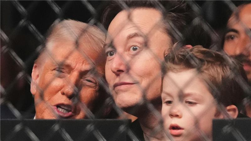 US-Präsident Donald Trump (l), Elon Musk und dessen Sohn X Æ A-Xii besuchen zusammen einen Mixed Martial Arts-Kampf in Miami. 