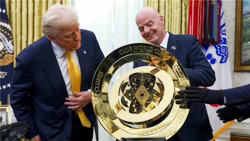 Das Finale der Club-WM als Show-Act mit Trump US-Präsident Donald Trump (l) und FIFA-Präsident Gianni Infantino mit der goldenen WM-Trophäe im Oval Office des Weißen Hauses.