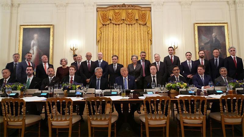 US-Präsident Donald Trump posiert für ein Foto, während er im East Room des Weißen Hauses in Washington bei einem Treffen mit Führungskräften von KI-Unternehmen spricht.