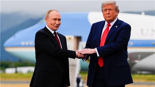 US-Präsident Donald Trump (r.) begrüßt den russischen Staatschef Wladimir Putin (Archivbild).