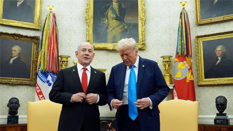 US-Präsident Donald Trump (r) empfängt Israels Ministerpräsidenten Benjamin Netanjahu zu einem Gespräch im Oval Office des Weißen Hauses. 