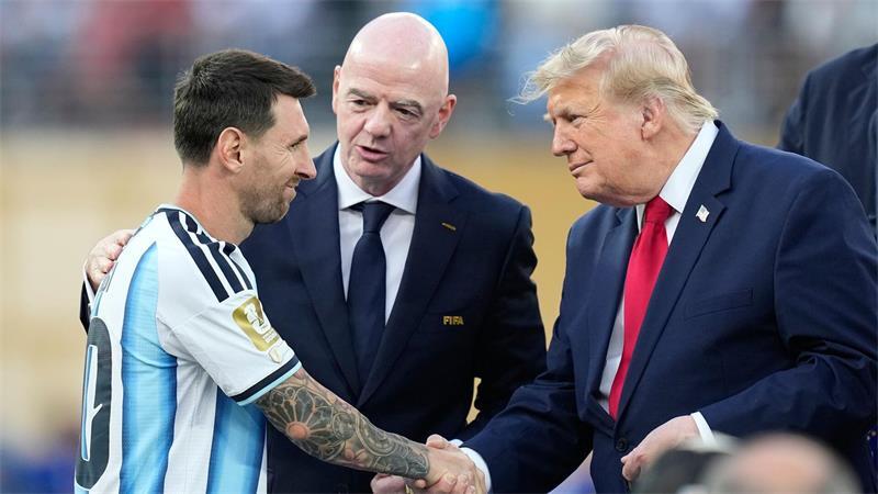 US-Präsident Donald Trump (r) gibt Lionel Messi (l)  die Hand.