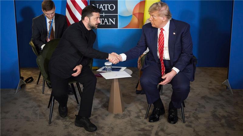 US-Präsident Donald Trump (r) schüttelt die Hand des ukrainischen Präsidenten Wolodymyr Selenskyj während ihres Treffens am Rande des NATO-Gipfels.
