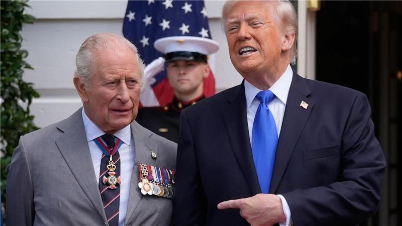 US-Präsident Donald Trump (r) spricht neben dem britischen König Charles III. während einer Verabschiedungszeremonie auf dem Südrasen des Weißen Hauses.
