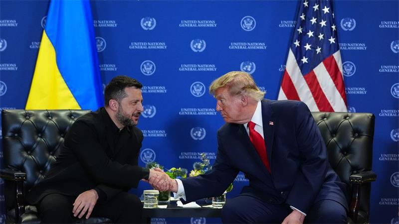 US-Präsident Donald Trump (r) trifft sich während der Generalversammlung der Vereinten Nationen im UN-Hauptquartier mit dem ukrainischen Präsidenten Wolodymyr Selenskyj.