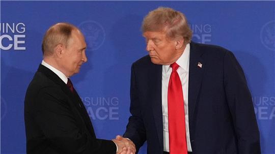 US-Präsident Donald Trump reicht dem russischen Präsidenten Wladimir Putin die Hand. 
