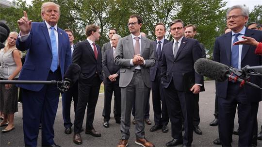 US-Präsident Donald Trump sagt, dass die KI-Unternehmen sich gegenseitig kontrollieren würden. 