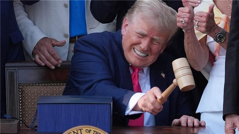 Bilder des Tages US-Präsident Donald Trump schlägt mit dem Hammer, nachdem er sein Gesetz über Steuererleichterungen und Ausgabenkürzungen vor dem Weißen Haus unterzeichnet hat. Der sogenannte „One Big Beautiful Bill Act“.