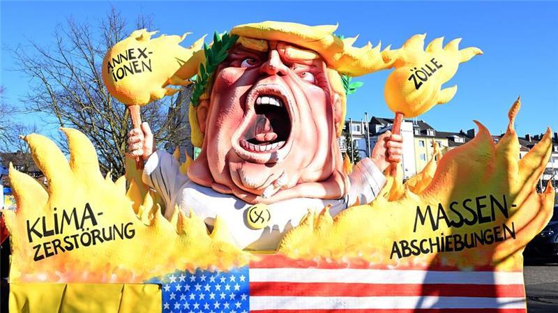 Karnevalszüge: Weidel mit Hakenkreuz und Trump unten ohne US-Präsident Donald Trump sind allein im Düsseldorfer Rosenmontagszug drei Wagen gewidmet.