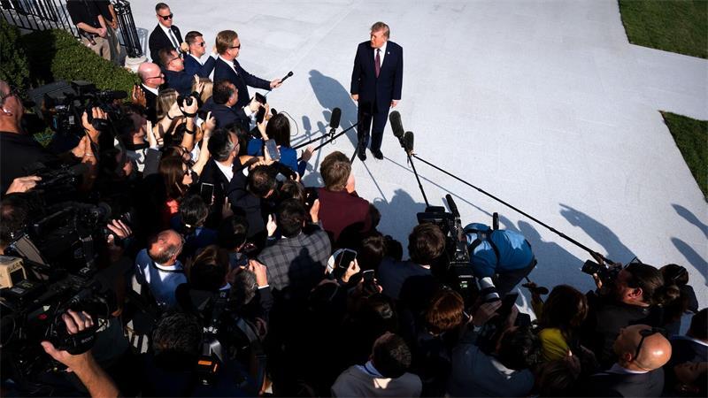 US-Präsident Donald Trump spricht auf dem South Lawn des Weißen Hauses mit Reportern, bevor er an Bord von „Marine One“ geht.