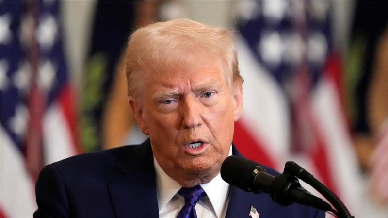 US-Präsident Donald Trump spricht im Ostzimmer des Weißen Haus vor der Unterzeichnung eines Gesetzes, das das Vorgehen gegen bestimmte Migranten deutlich verschärft.