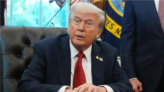 US-Präsident Donald Trump spricht mit Journalisten, bevor er eine Verordnung im Oval Office im Weißen Haus unterzeichnet. 