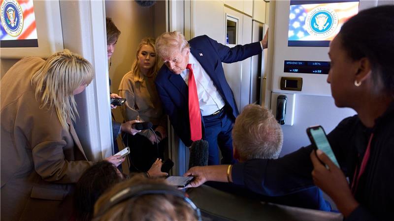 US-Präsident Donald Trump spricht mit Reportern nach seinem Abflug aus dem Vereinigten Königreich an Bord der Air Force One.
