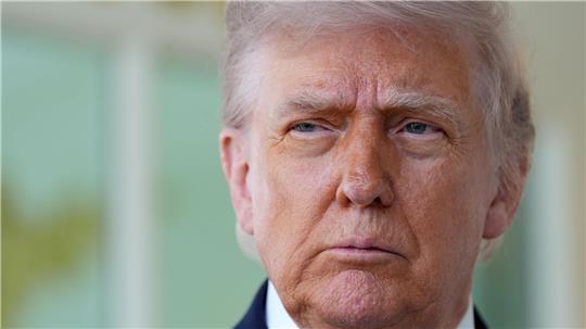 US-Präsident Donald Trump spricht vor dem Oval Office des Weißen Hauses. 