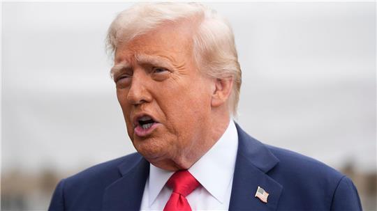 US-Präsident Donald Trump spricht zu Medienvertretern auf dem Südrasen des Weißen Hauses.