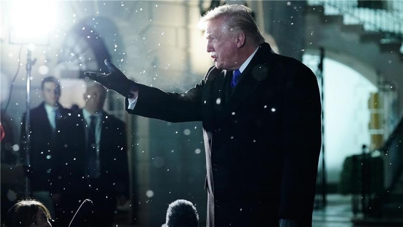 US-Präsident Donald Trump spricht zu Reportern auf dem Südrasen des Weißen Hauses.