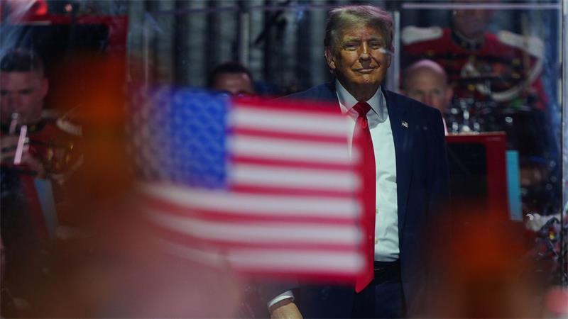 US-Präsident Donald Trump steht auf der Bühne, nachdem er bei der Eröffnung der „Great American State Fair“ auf der National Mall eine Rede gehalten hat.