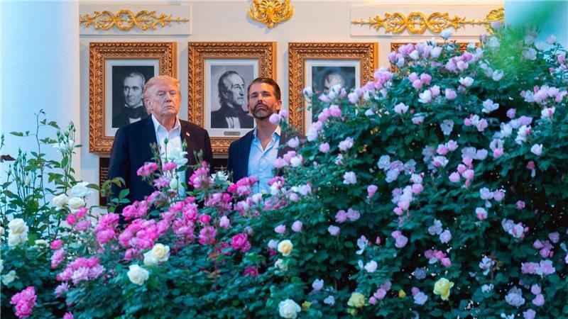 US-Präsident Donald Trump und Donald Trump Jr. stehen im Rosengarten des Weißen Hauses.