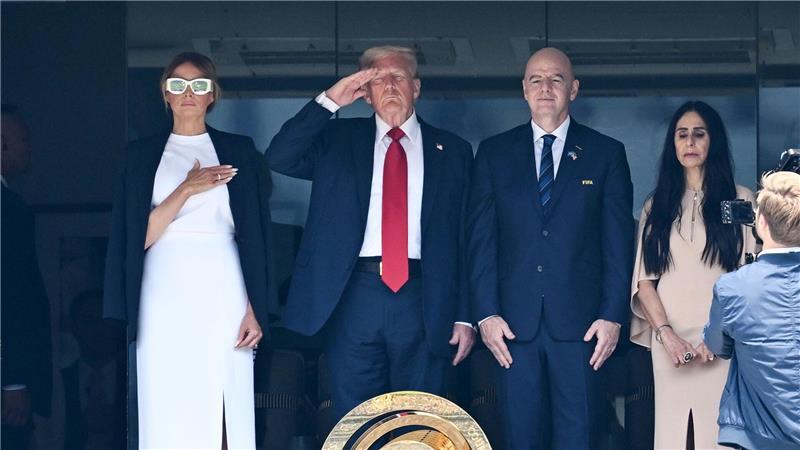 Show mit Trump: Chelsea und Supermann Palmer entzaubern PSG US-Präsident Donald Trump und First Lady Melania Trump beim Abspielen der Nationalhymne vor dem Finale. Rechts FIFA-Präsident Gianni Infantino.